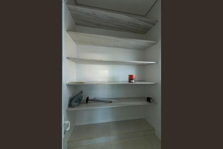 Casa de condomínio para alugar com 950m², 4 quartos e 6 vagas Casa de condomínio para alugar com 950m², 4 quartos e 6 vagasÁrea de Serviço
