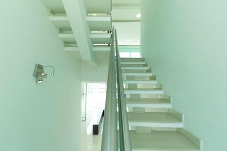 Casa de condomínio para alugar com 950m², 4 quartos e 6 vagas Casa de condomínio para alugar com 950m², 4 quartos e 6 vagasEscada Acesso Suítes