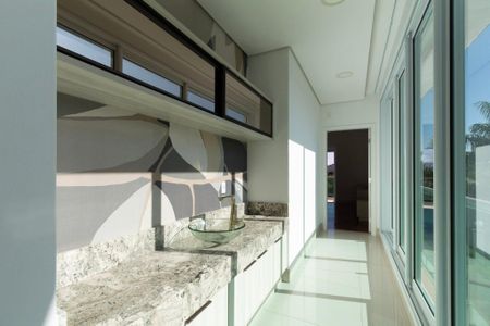 Casa de condomínio para alugar com 950m², 4 quartos e 6 vagas Casa de condomínio para alugar com 950m², 4 quartos e 6 vagasCorredor entre Suítes