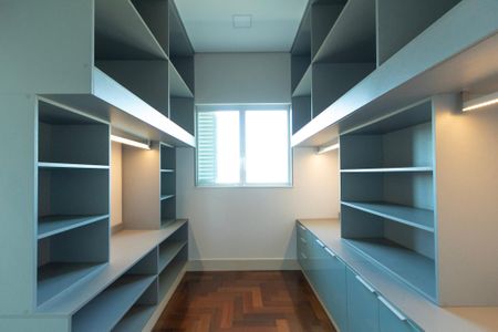 Casa de condomínio para alugar com 950m², 4 quartos e 6 vagas Casa de condomínio para alugar com 950m², 4 quartos e 6 vagasCloset Suíte 1