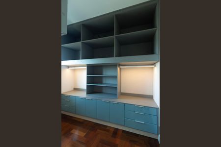 Casa de condomínio para alugar com 950m², 4 quartos e 6 vagas Casa de condomínio para alugar com 950m², 4 quartos e 6 vagasCloset Suíte 1
