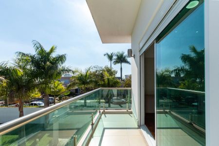 Casa de condomínio para alugar com 950m², 4 quartos e 6 vagas Casa de condomínio para alugar com 950m², 4 quartos e 6 vagasVaranda Suíte 4