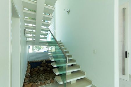 Casa de condomínio para alugar com 950m², 4 quartos e 6 vagas Casa de condomínio para alugar com 950m², 4 quartos e 6 vagasEscada Acesso Suítes