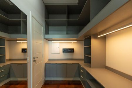 Casa de condomínio para alugar com 950m², 4 quartos e 6 vagas Casa de condomínio para alugar com 950m², 4 quartos e 6 vagasCloset Suíte 3
