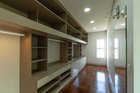 Casa de condomínio para alugar com 950m², 4 quartos e 6 vagas Casa de condomínio para alugar com 950m², 4 quartos e 6 vagasCloset Suíte 4