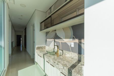 Casa de condomínio para alugar com 950m², 4 quartos e 6 vagas Casa de condomínio para alugar com 950m², 4 quartos e 6 vagasCorredor entre Suítes