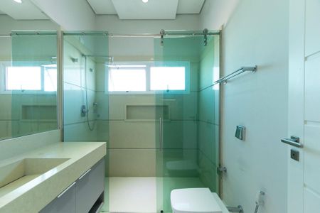 Casa de condomínio para alugar com 950m², 4 quartos e 6 vagas Casa de condomínio para alugar com 950m², 4 quartos e 6 vagasBanheiro Suíte 2