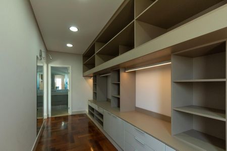 Casa de condomínio para alugar com 950m², 4 quartos e 6 vagas Casa de condomínio para alugar com 950m², 4 quartos e 6 vagasCloset Suíte 4
