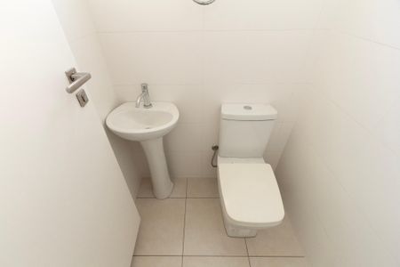 Casa de condomínio para alugar com 950m², 4 quartos e 6 vagas Casa de condomínio para alugar com 950m², 4 quartos e 6 vagasBanheiro Quarto Serviço