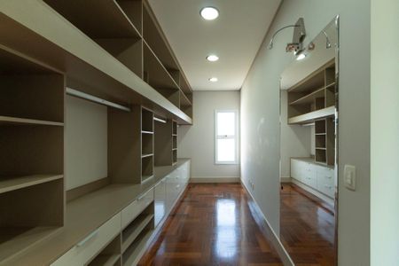 Casa de condomínio para alugar com 950m², 4 quartos e 6 vagas Casa de condomínio para alugar com 950m², 4 quartos e 6 vagasCloset Suíte 4