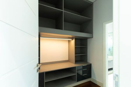 Casa de condomínio para alugar com 950m², 4 quartos e 6 vagas Casa de condomínio para alugar com 950m², 4 quartos e 6 vagasCloset Suíte 2