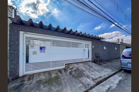 Casa à venda com 179m², 3 quartos e 2 vagas Casa à venda com 179m², 3 quartos e 2 vagasFachada