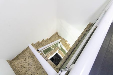 Casa para alugar com 300m², 3 quartos e 6 vagasEscada