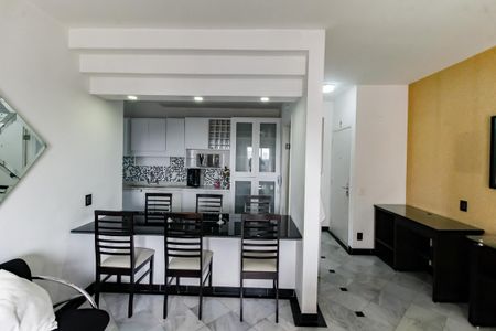 Apartamento à venda com 70m², 2 quartos e 2 vagasDetalhe Sala