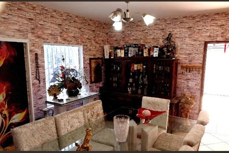 Casa à venda com 192m², 3 quartos e 2 vagasSala