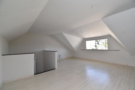 Casa de condomínio para alugar com 130m², 3 quartos e 2 vagasÁtico