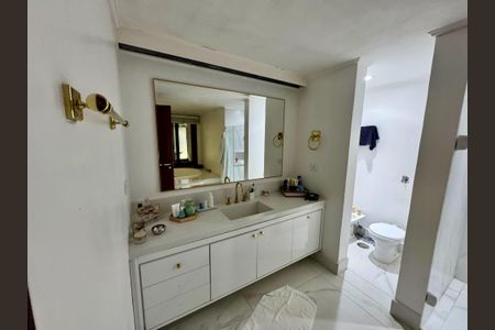 Casa de condomínio à venda com 2500m², 5 quartos e 20 vagasBanheiro social