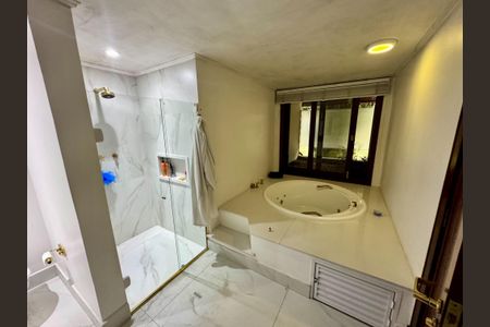 Casa de condomínio à venda com 2500m², 5 quartos e 20 vagasBanheiro social