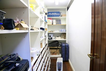 Casa de condomínio à venda com 2500m², 5 quartos e 20 vagasDespensa