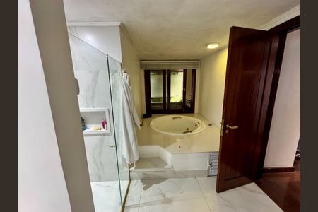 Casa de condomínio à venda com 2500m², 5 quartos e 20 vagasBanheiro social