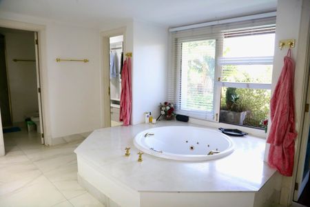 Casa de condomínio à venda com 2500m², 5 quartos e 20 vagasBanheiro da Suíte