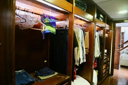 Casa de condomínio à venda com 2500m², 5 quartos e 20 vagasCloset da Suíte 2