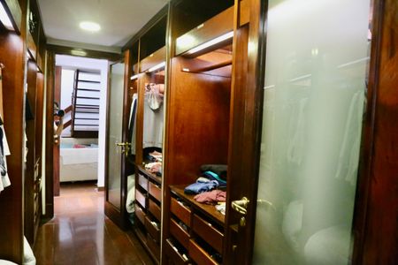 Casa de condomínio à venda com 2500m², 5 quartos e 20 vagasCloset da Suíte 2