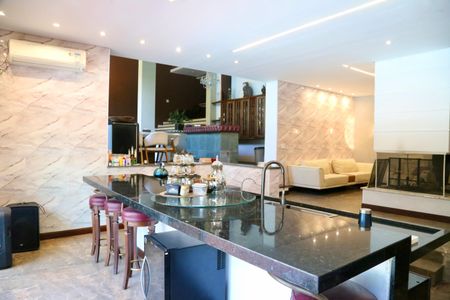 Casa de condomínio à venda com 2500m², 5 quartos e 20 vagasSala de jantar