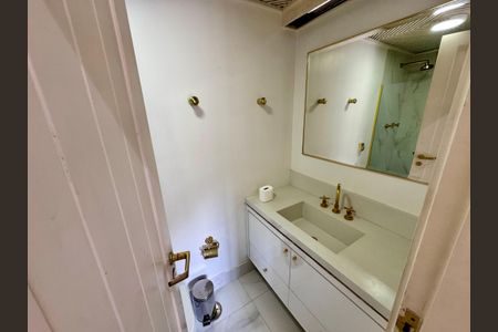 Casa de condomínio à venda com 2500m², 5 quartos e 20 vagasBanheiro da suíte