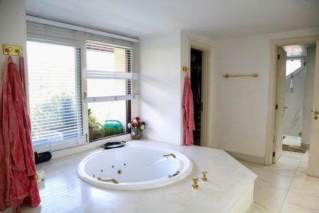 Casa de condomínio à venda com 2500m², 5 quartos e 20 vagasBanheiro da Suíte