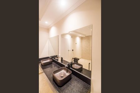 Casa de condomínio à venda com 330m², 3 quartos e 4 vagas Casa de condomínio à venda com 330m², 3 quartos e 4 vagasBanheiro da Suíte