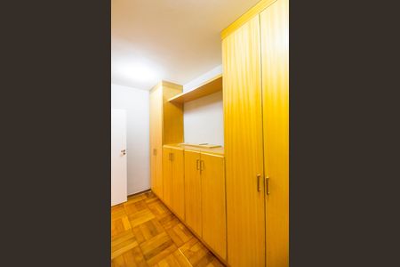 Casa de condomínio à venda com 330m², 3 quartos e 4 vagas Casa de condomínio à venda com 330m², 3 quartos e 4 vagasCloset da suíte