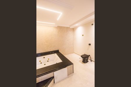 Casa de condomínio à venda com 330m², 3 quartos e 4 vagas Casa de condomínio à venda com 330m², 3 quartos e 4 vagasBanheiro da Suíte