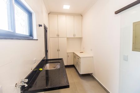 Casa de condomínio à venda com 330m², 3 quartos e 4 vagas Casa de condomínio à venda com 330m², 3 quartos e 4 vagasÁrea de Serviço