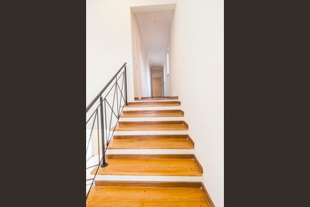 Casa de condomínio à venda com 330m², 3 quartos e 4 vagas Casa de condomínio à venda com 330m², 3 quartos e 4 vagasEscada