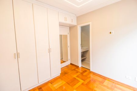 Casa de condomínio à venda com 330m², 3 quartos e 4 vagas Casa de condomínio à venda com 330m², 3 quartos e 4 vagasSuíte 2