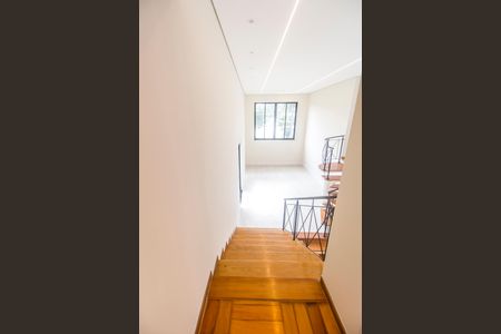 Casa de condomínio à venda com 330m², 3 quartos e 4 vagas Casa de condomínio à venda com 330m², 3 quartos e 4 vagasEscada