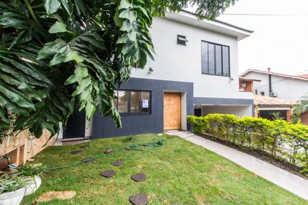 Casa de condomínio à venda com 330m², 3 quartos e 4 vagas Casa de condomínio à venda com 330m², 3 quartos e 4 vagasVista da Rua
