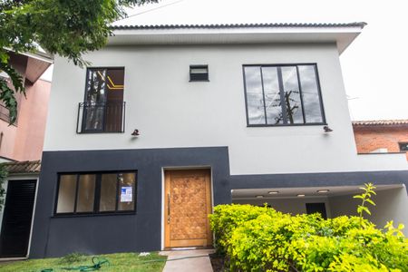 Casa de condomínio à venda com 330m², 3 quartos e 4 vagas Casa de condomínio à venda com 330m², 3 quartos e 4 vagasVista da Rua