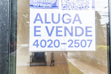 Casa de condomínio à venda com 330m², 3 quartos e 4 vagas Casa de condomínio à venda com 330m², 3 quartos e 4 vagasVista da Rua