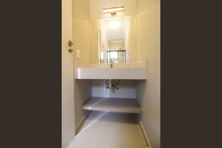 Casa de condomínio à venda com 330m², 3 quartos e 4 vagas Casa de condomínio à venda com 330m², 3 quartos e 4 vagasBanheiro da Suíte