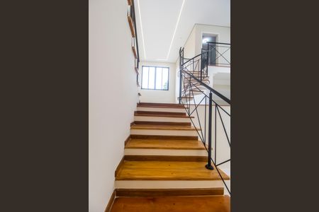 Casa de condomínio à venda com 330m², 3 quartos e 4 vagas Casa de condomínio à venda com 330m², 3 quartos e 4 vagasEscada
