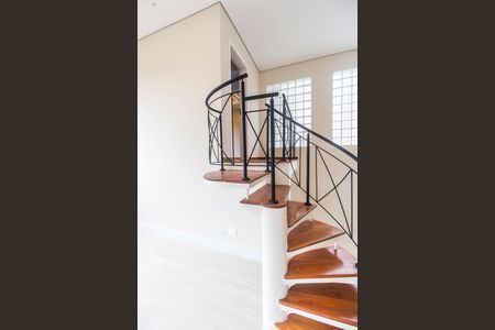 Casa de condomínio à venda com 330m², 3 quartos e 4 vagas Casa de condomínio à venda com 330m², 3 quartos e 4 vagasEscada