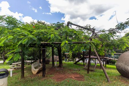 Casa de condomínio à venda com 330m², 3 quartos e 4 vagas Casa de condomínio à venda com 330m², 3 quartos e 4 vagasÁrea comum - Playground
