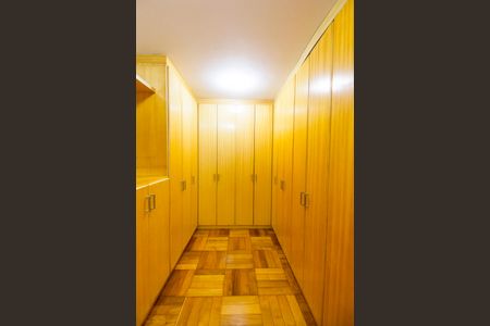 Casa de condomínio à venda com 330m², 3 quartos e 4 vagas Casa de condomínio à venda com 330m², 3 quartos e 4 vagasCloset da suíte