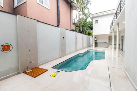 Casa de condomínio à venda com 330m², 3 quartos e 4 vagas Casa de condomínio à venda com 330m², 3 quartos e 4 vagasPiscina