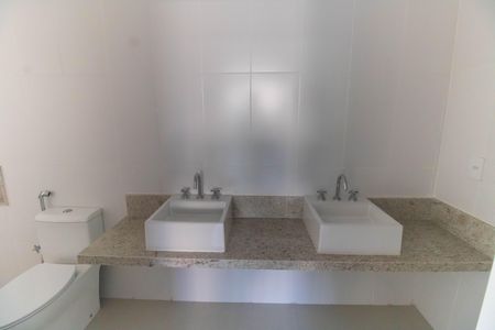 Apartamento à venda com 235m², 3 quartos e 2 vagasBanheiro da Suíte 2