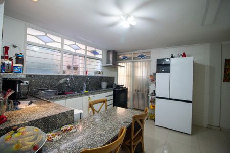 Casa para alugar com 400m², 4 quartos e 4 vagasCozinha 