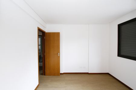 Apartamento à venda com 135m², 4 quartos e 3 vagasQuarto 2 - Suíte