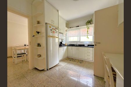 Casa para alugar com 350m², 4 quartos e 3 vagas